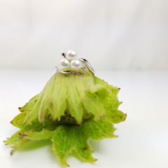witgouden ring met 3 parels