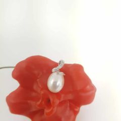 witgouden hanger met parel en diamanten