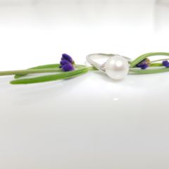 witgouden ring met echte parel en diamanten