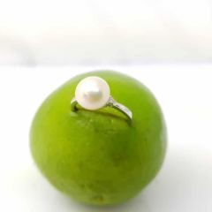 witgouden ring met 2 echte diamanten en een echte parel