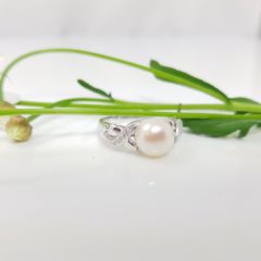 witgouden parelring met diamanten