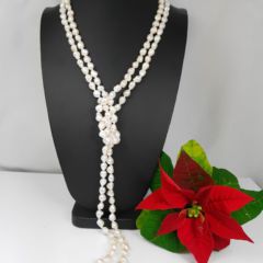 Halsketting van extra lange parels met een knoop gepresenteerd