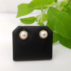 18k gouden oorbellen op het oor