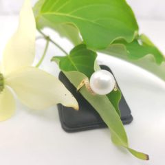 geelgouden parelring met diamanten
