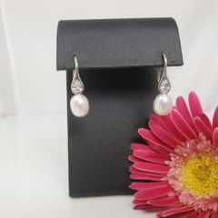 Inhaakmodel oorbel van zilver met echte parels.