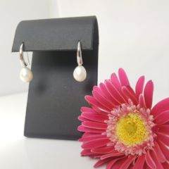 Inhaakmodel oorbel van zilver met echte parels.