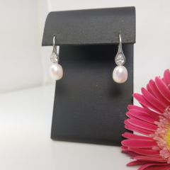 Inhaakmodel oorbel van zilver met echte parels.