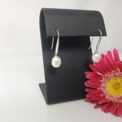 Inhaakmodel oorbel van zilver met echte parels.