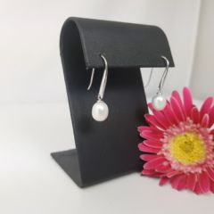Inhaakmodel oorbel van zilver met echte parels.