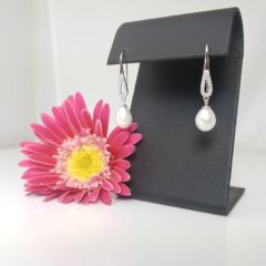 Inhaakmodel oorbel van zilver met echte parels.
