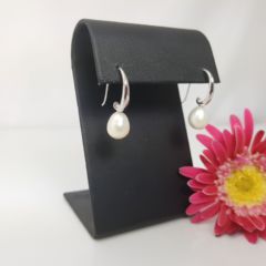 Inhaakmodel oorbel van zilver met echte parels.