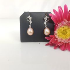 pareloorbellen van zilver en natuurlijk roze parels