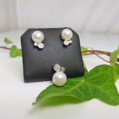 setje van pareloorbellen en bijpassende ganger in zilver
