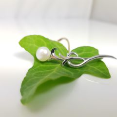 zilveren broche met parel