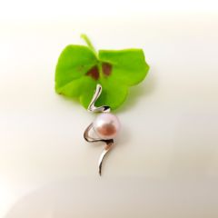 Zilveren parelhanger met roze parel