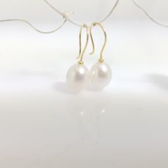 geelgouden oorbellen met parels. Inhaakmodel.