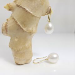 geelgouden oorbellen met parels. Inhaakmodel.