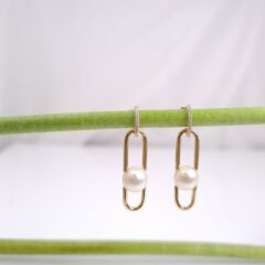 moderne geelgouden pareloorbellen met diamanten