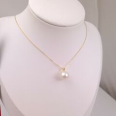 Geelgouden ketting met echte parel en echte diamanten.