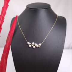 Geelgouden ketting met echte parel en echte diamanten.