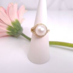 Geelgouden parelring met diamanten