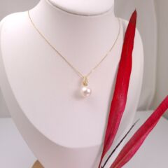 Geelgouden ketting met echte parel en echte diamanten.