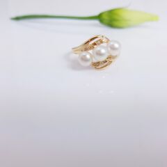 geelgouden ring met 3 parels