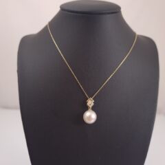 Geelgouden ketting met parelhanger