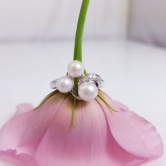 witgouden ring met parel en diamanten