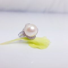 witgouden ring met parel en diamanten