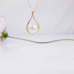 geelgouden ketting met echte parelhanger