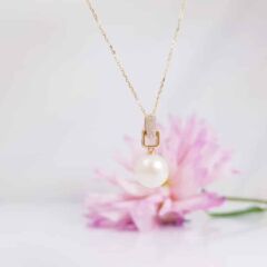 geelgouden ketting met echte parelhanger