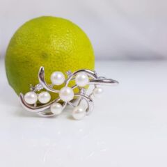Broche die ook als hanger kan gebruikt worden met echte parels.