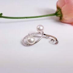 Broche van zilver met echte parels.