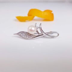 Broche van zilver met echte parel.